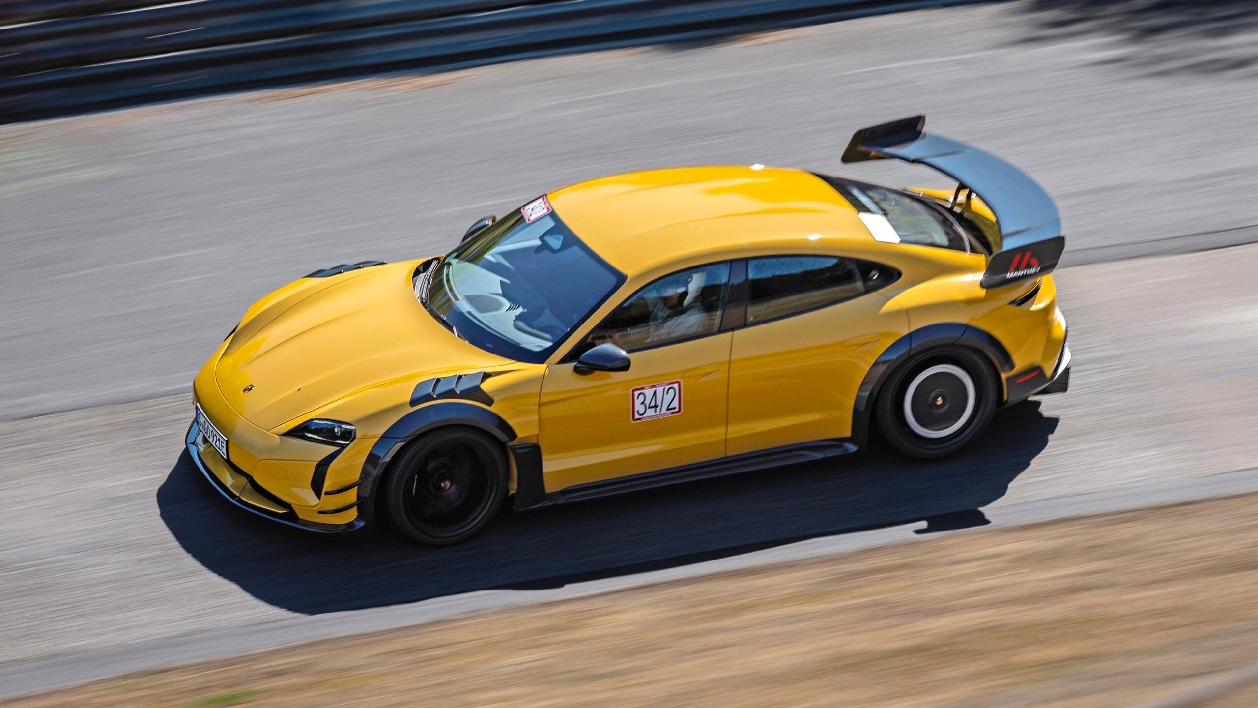 Gul Porsche Taycan Turbo GT med Manthey-kit på racingbana.