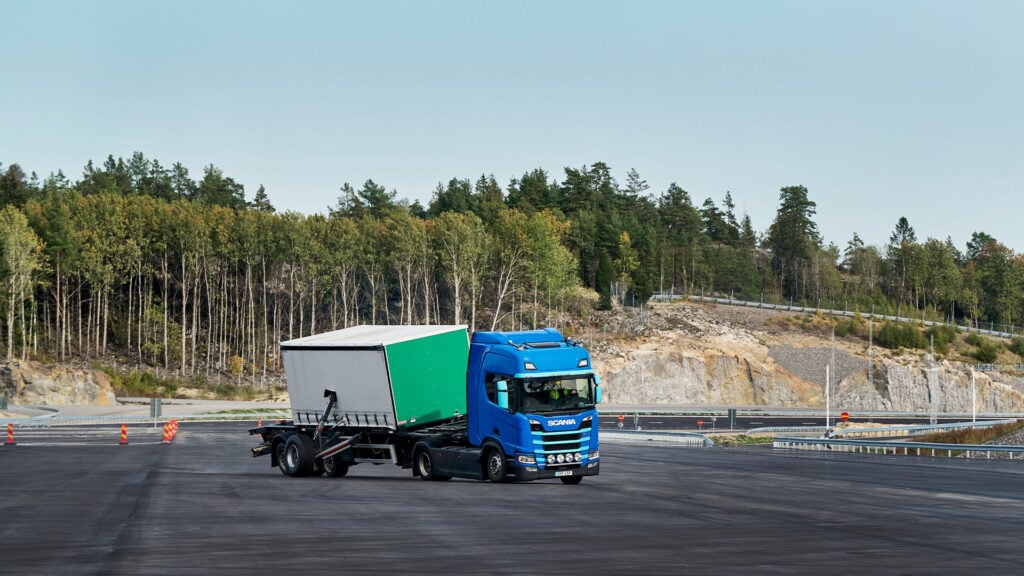 Scanialastbil utför tester på Scanias nya testanläggning i Södertälje.