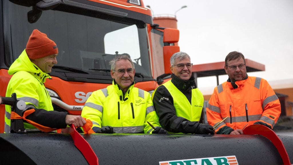 Per Bondermark VD Maserfrakt Roberto Maiorana Trafikverkets GD Tony Sandberg Scania Anders Perols Peab klipper bandet till Scanias vätgasdrivna plogbil.