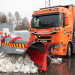 En vätgasdriven Scania-lastbil utrustad för vinterväghållning med snöplog framtill, uppvisad i Borlänge.