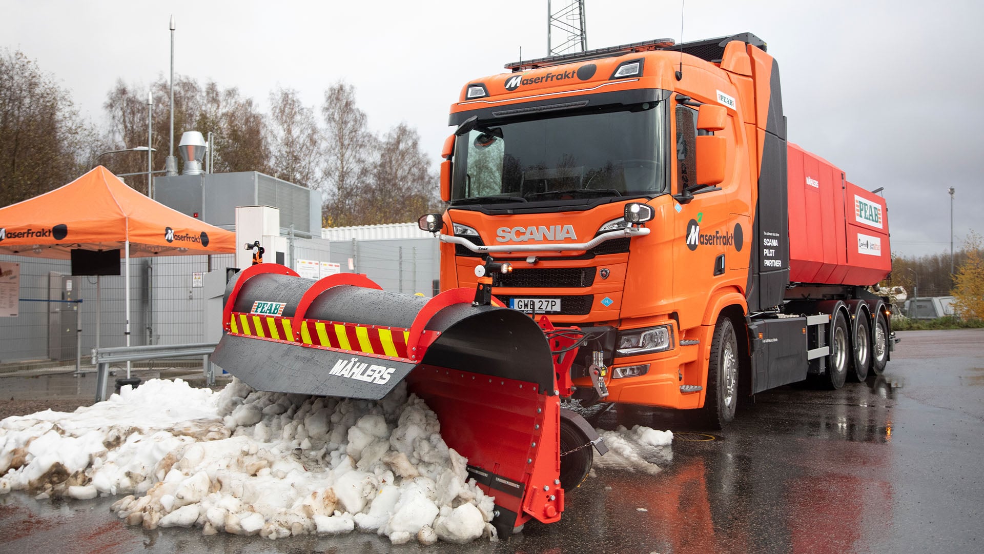 En vätgasdriven Scania-lastbil utrustad för vinterväghållning med snöplog framtill, uppvisad i Borlänge.