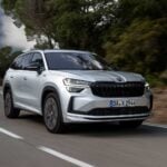 Silverfärgad Skoda Kodiaq iV Sportline körandes på väg.