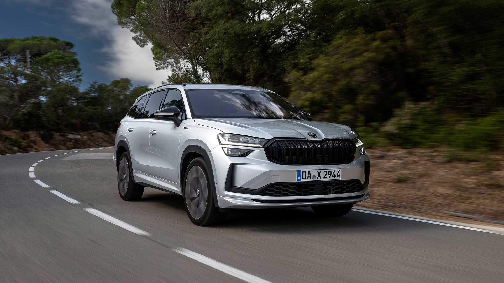 Silverfärgad Skoda Kodiaq iV Sportline körandes på väg.