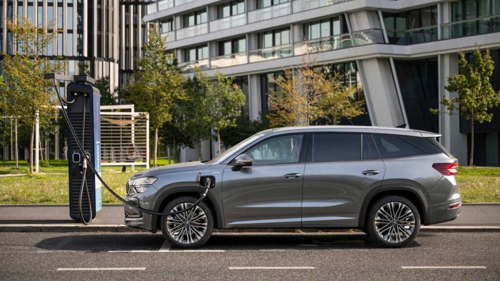 Skoda Kodiaq iV Sportline laddar vid offentlig snabbladdare.