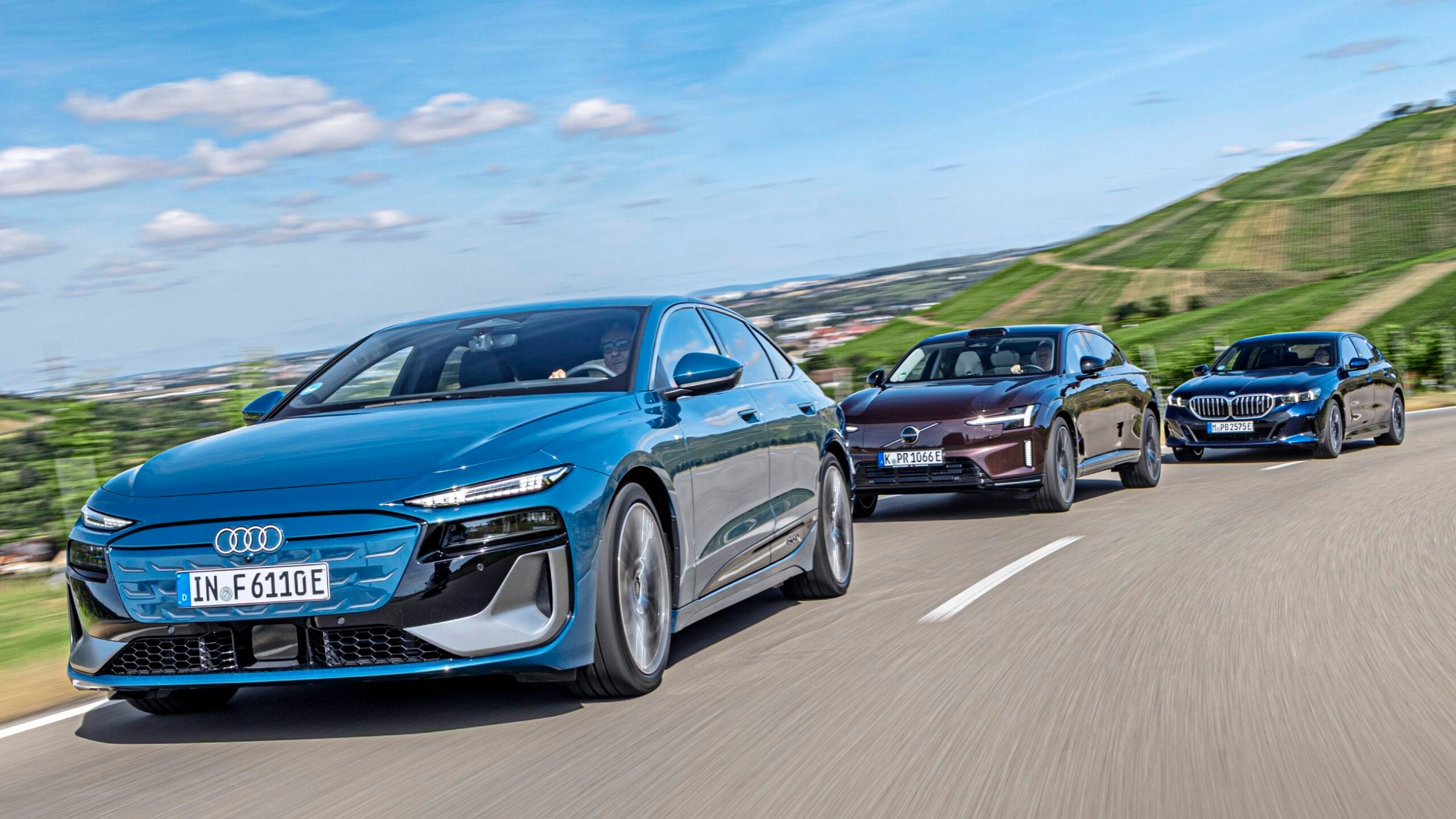 Tre bilar på väg: Audi, BMW och Volvo