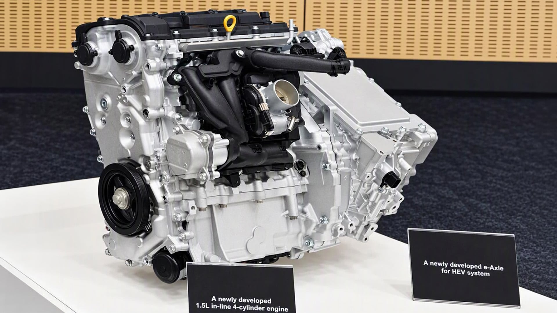 Närbild av Toyotas nya, kompakta fyrcylindriga 1,5-liters förbränningsmotor för framtida hybridfordon.