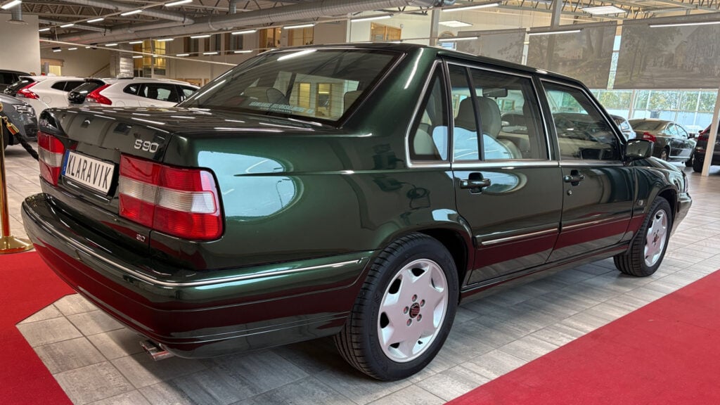 Grön Volvo S90 snett bakifrån på auktion hos Klaravik.