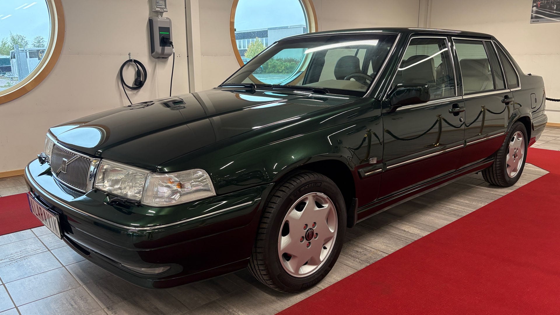 Grön Volvo S90 snett från sidan på auktion hos Klaravik.