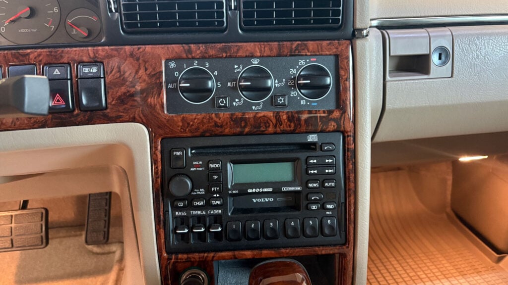 Stereo Volvo S90.