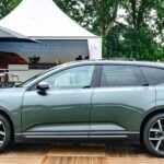 Gröngrå Volvo EX60 på utställning.
