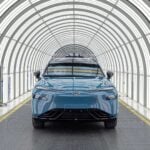 Blå Volkswagen ID. UNYX 08 på produktionslinan i fabriken i Hefei i Kina.