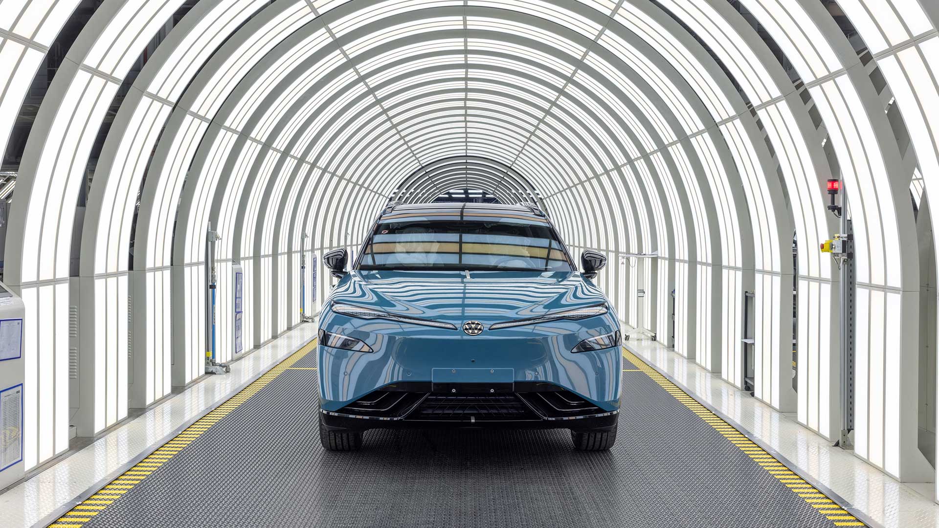 Blå Volkswagen ID. UNYX 08 på produktionslinan i fabriken i Hefei i Kina.