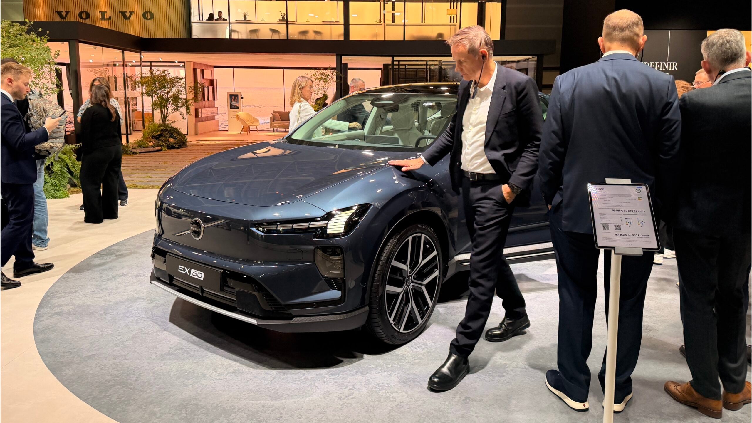 Oliver Blume, Volkswagens koncernchef, känner på nya Volvo EX60