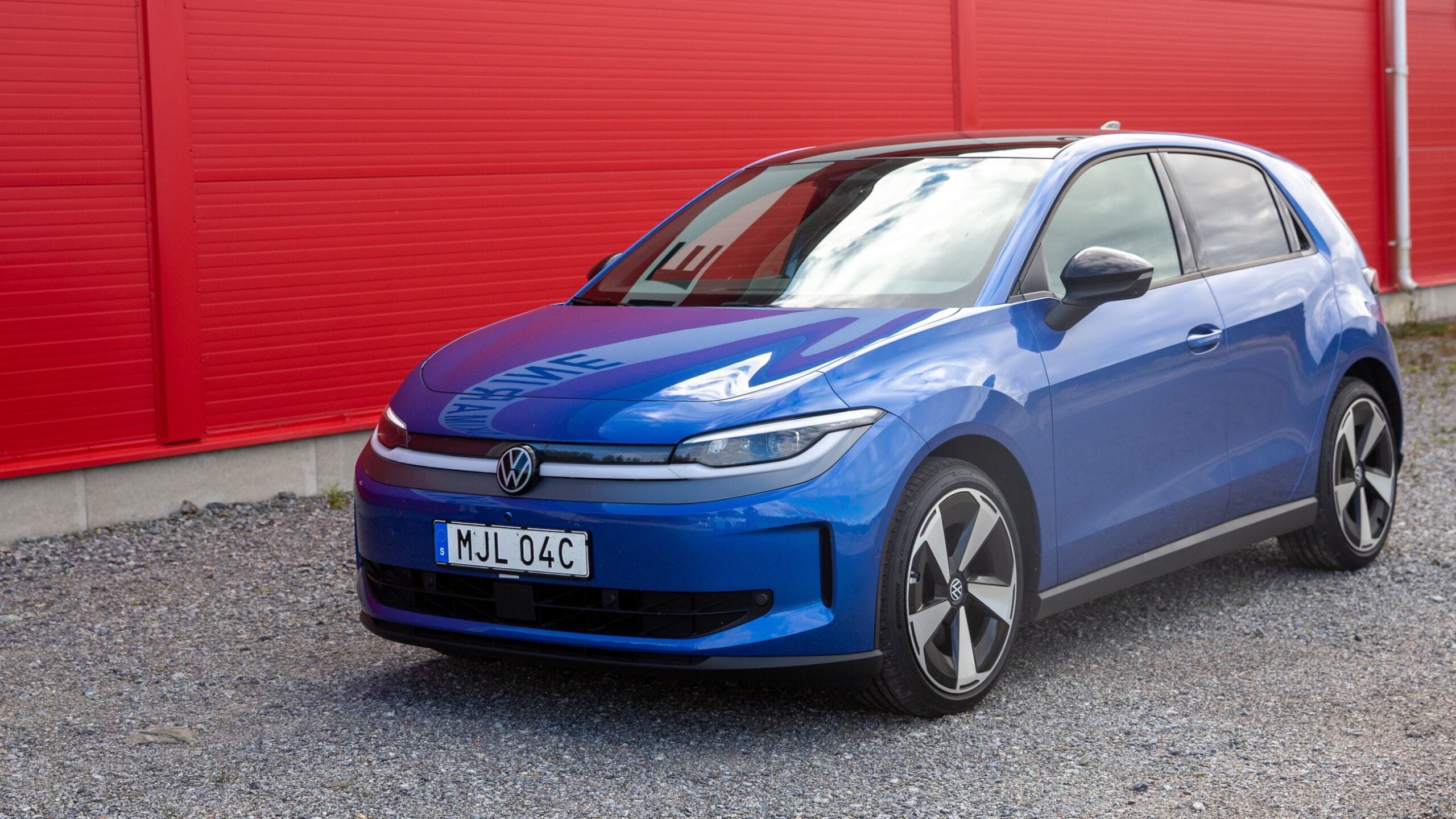 VW ID.Polo parkerad mot en röd vägg