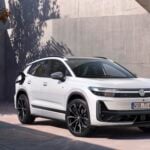Vit VW ID. Tiguan vid laddstolpe.