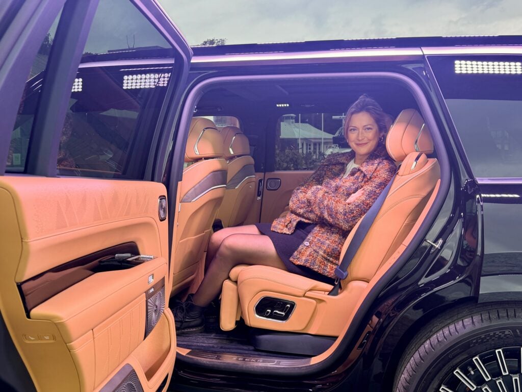 Auto motor & sports chefredaktör Julia Brzenziska provsitter baksätet på Zeekr 9X.